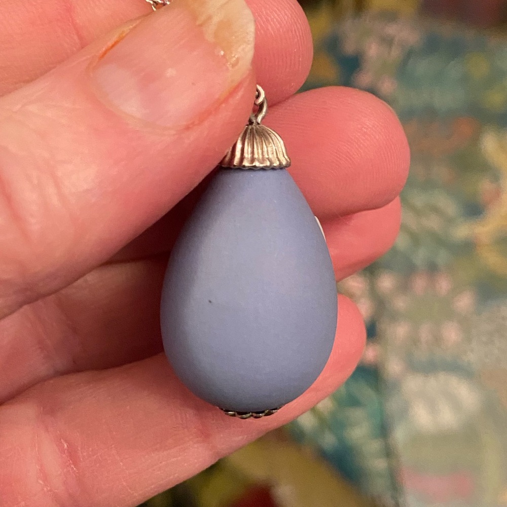 Rare 1980 Wedgwood Jasperware Daffodil Easter Egg Pendant Necklace - Picture 7 of 7